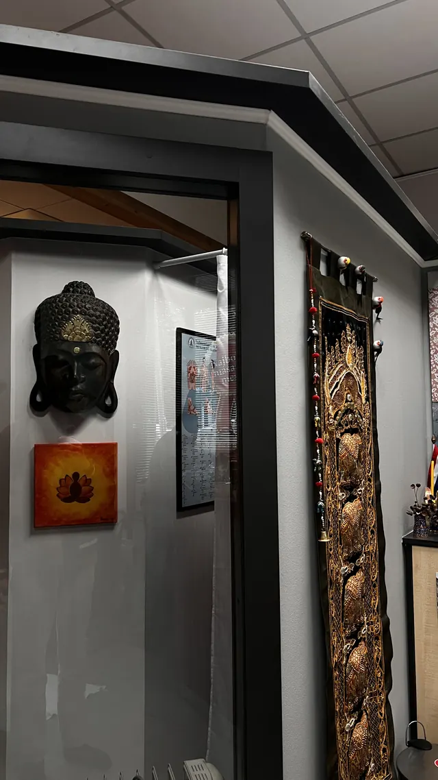 Entrance with a Thai mask and a decorative tapestry