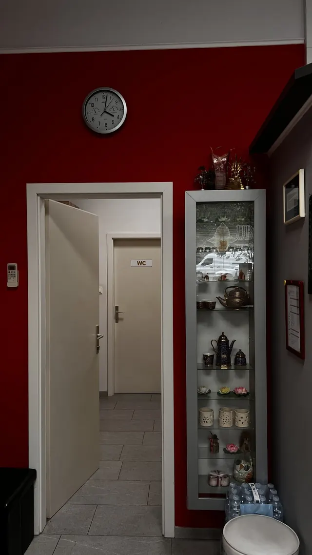 Corridor between the massage rooms